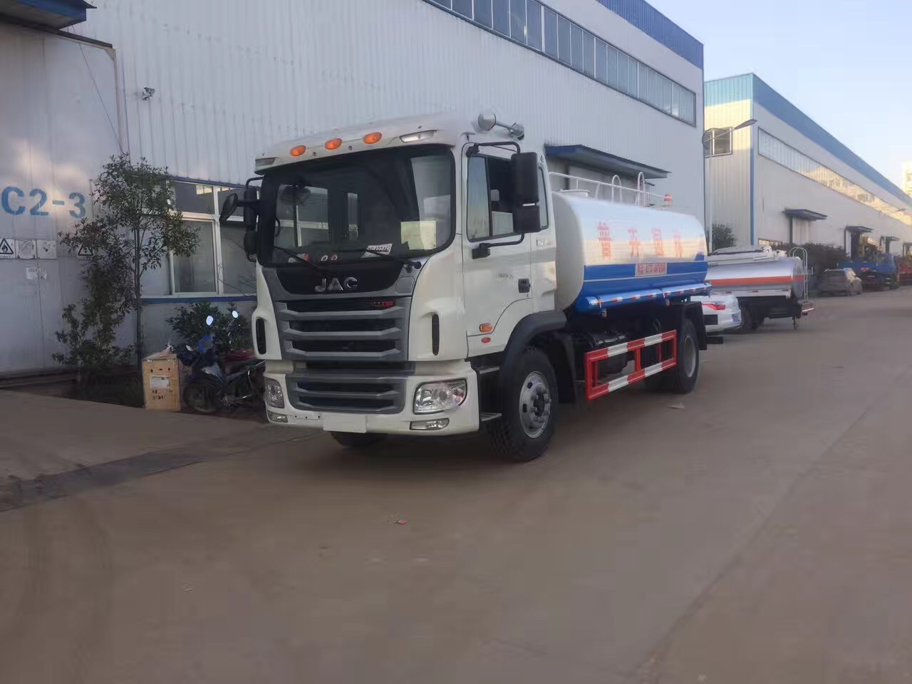 東風(fēng)底盤(pán)灑水車(chē)與油罐車(chē) 價(jià)格、廠家及選購(gòu)指南